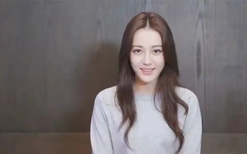 迪丽热巴无意间露出纹身,位置令人很尴尬,网友:难道有故事?