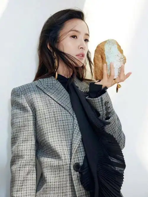 林依晨用穿搭告诉你时尚与韵味可以并存这款钻石项链搭的绝了