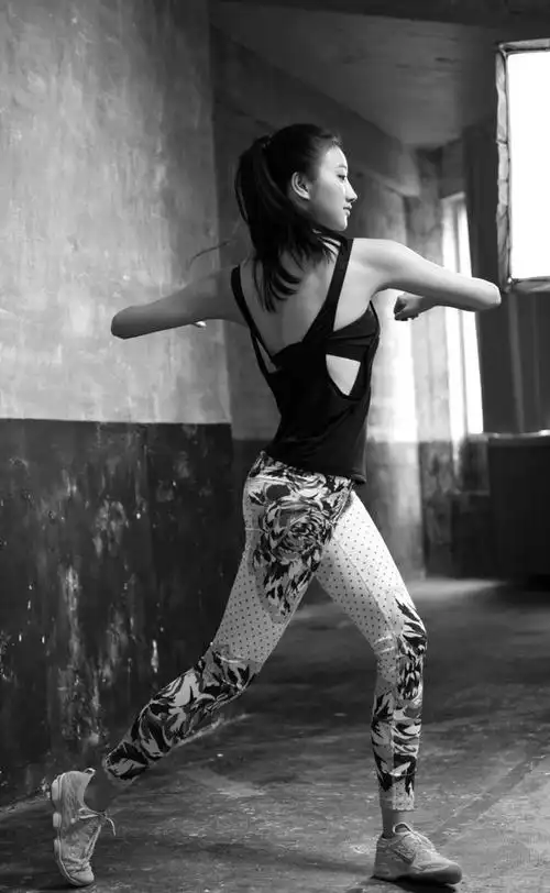 景甜秀一字马无压力