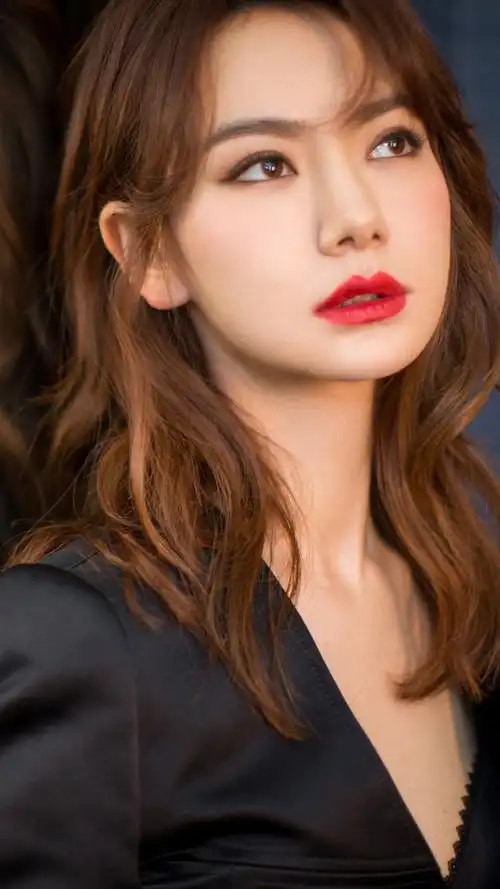 性感美女,明星壁纸,戚薇,性感,冷艳,风采,演员,明星,手机壁纸戚薇性感