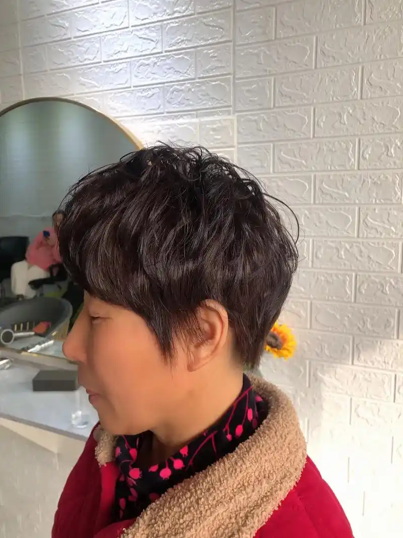 妈妈减龄烫发#精致短发 #纹理烫 #女士短发 #短发烫发 # - 抖音