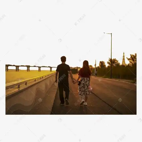 傍晚江边散步的情侣