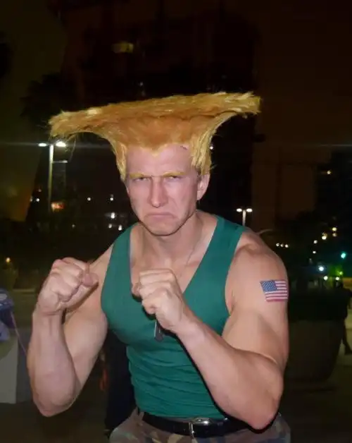 街头霸王cos,网友:古烈,别闹了,把头上的扫把还我好吗?