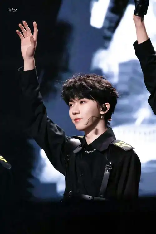 马嘉祺白发挑染