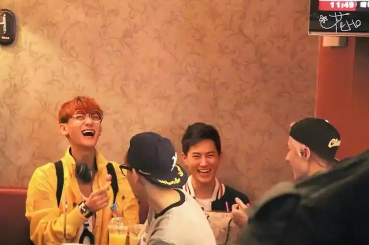 吃饭偶遇大笑的黄子韬