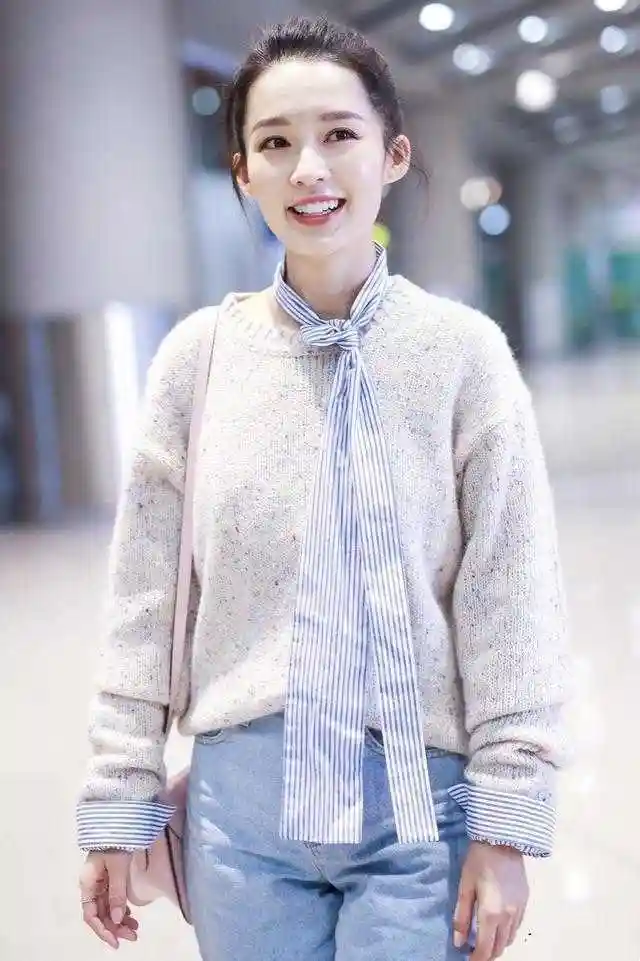 原创李沁高颜值任性,基础款针织衫搭配牛仔裤走机场,意外穿出高级感