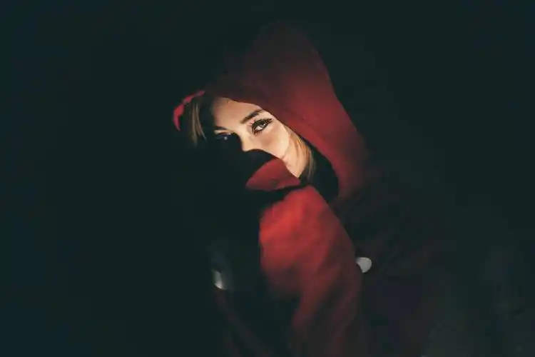 女人金发碧眼脸兜帽毛衣肖像