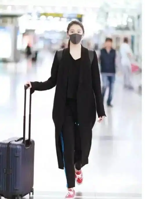 看过几张杂志大片,再来看关晓彤这张机场街拍照.