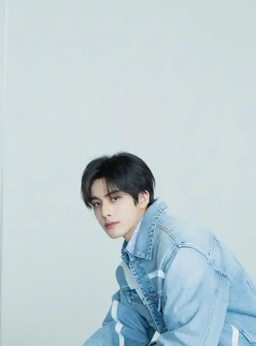 他是美人鱼林允前男友,今花1万6就把自己打扮成超模,帅呆了_网易订阅