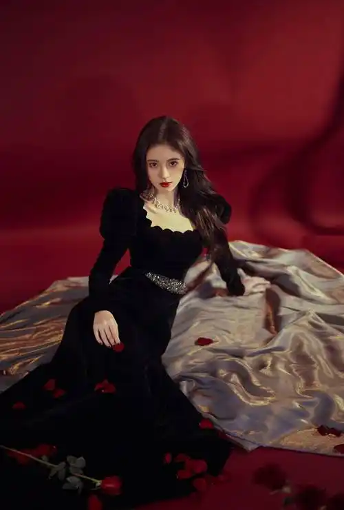 港风鞠婧祎上线,穿丝绒裙上演眼神杀,"四千年美女"实至名归!_时尚_红