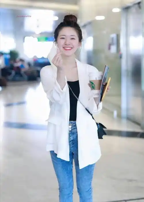 甜美女孩赵露思,扎丸子头青春无敌,让人根本移不开眼_身材_黑色_潮流