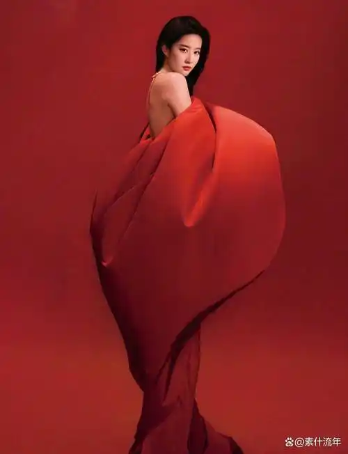 近日刘亦菲穿红色衣服非常惊艳;一改素色搭配,别有一番美味!