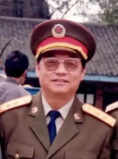他是总后勤部原政委,26岁成为大尉,59岁升中将,65岁升上将