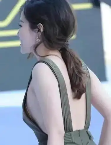 近日,张靓颖身穿露背礼服出席活动,尽显自信魅力
