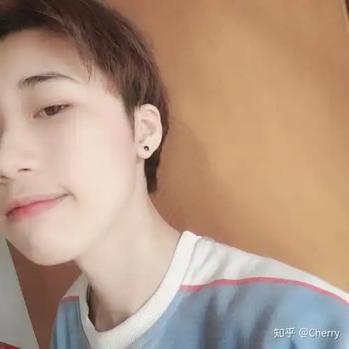 女生超短发两边剃掉是什么样子