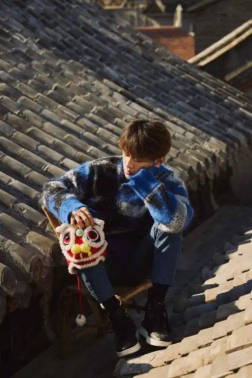 易烊千玺新春写真更新 身穿蓝白毛衣……__财经头条