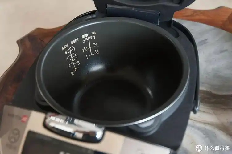 内胆的刻度尺清晰可见,而且还很人性化地分开4种模式金光闪闪在流行