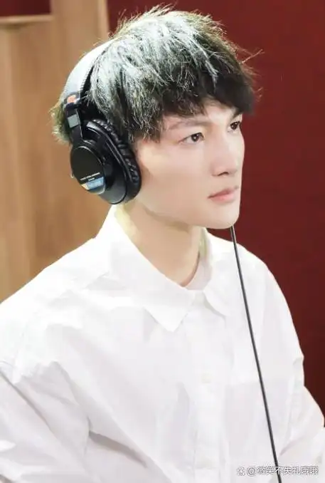 某某音乐人怒批周深一直在装稚嫩装综艺范儿高音不好听