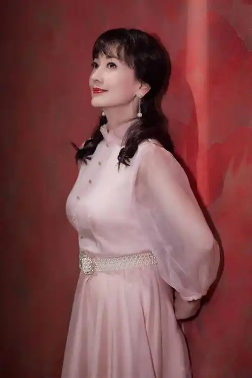 赵雅芝质感光影写真发布着粉色长裙优雅端庄状态佳