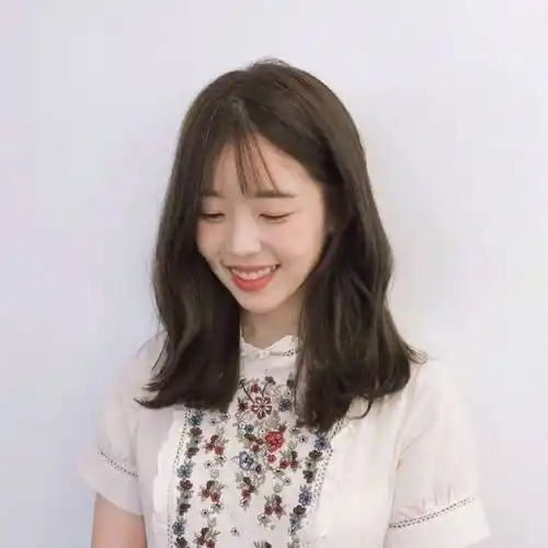 凸显温柔气质的中长发发型