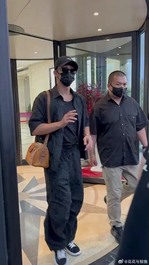 黄景瑜超话#黄景瑜烟花少年#hjy#黄景瑜张小满#  今天时间仓促,在机场