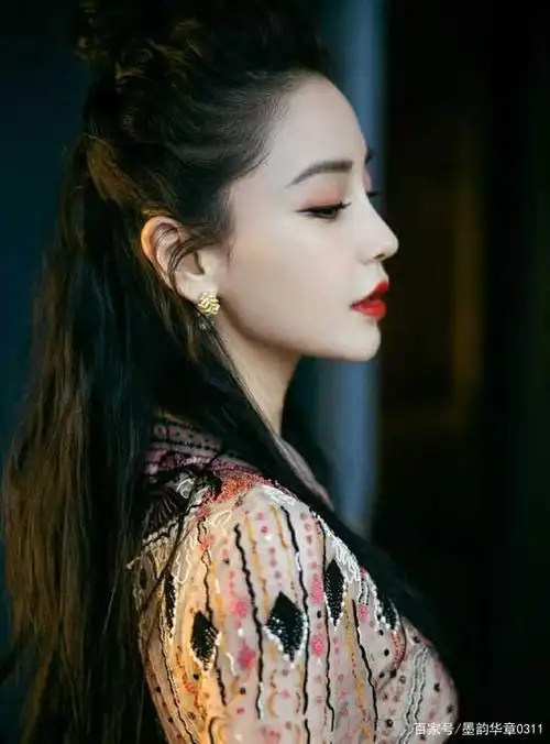 微微地扬起侧脸露出精致完美的下颚线,不得不说baby的侧脸线条真是