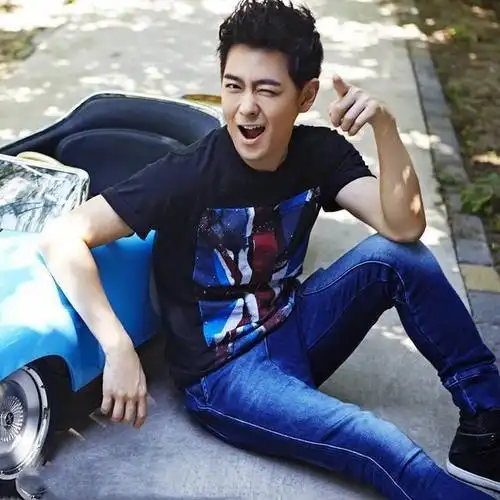 一,根据场合挑选搭配林志颖就是冻龄男性的代表,四十岁的年龄二十岁的