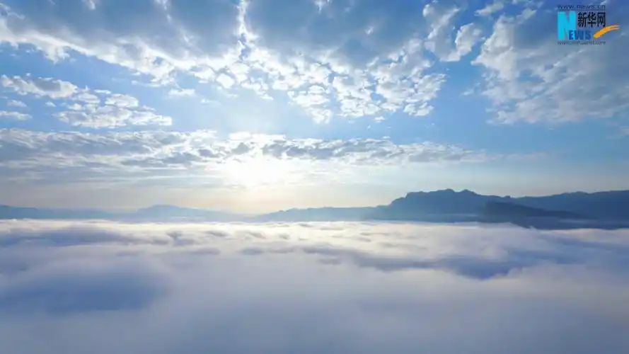 三里城秋季日出云海美如画