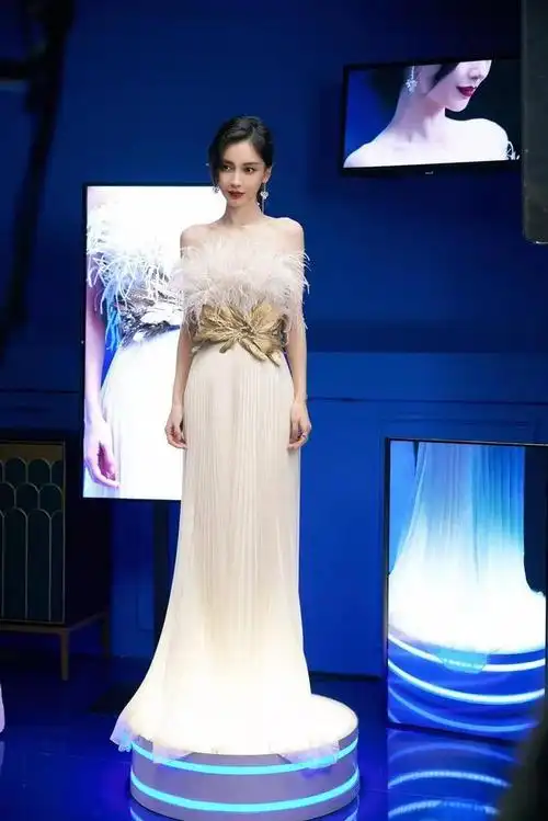 杨颖又来以美服人了,一袭羽毛裙温柔甜美,生图瘦成"大头娃娃"|裙子