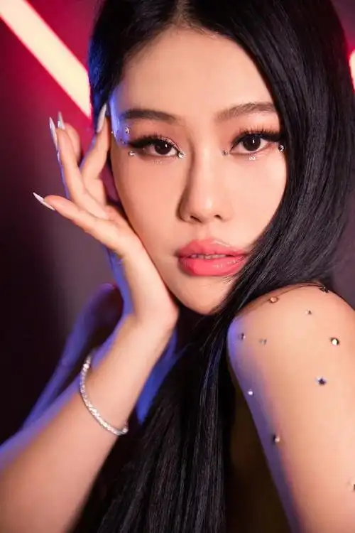 36岁袁娅维身材火辣一袭开叉白裙秀身材手臂眼妆镶钻超耀眼