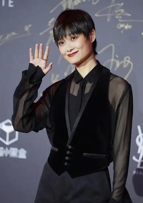 李宇春终于有点女人味了,"透明"上衣配短裤秀美腿,有成熟韵味