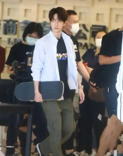 王一博现在已经正式抵达昆明,开始录制最新一期的《天天向上》了.