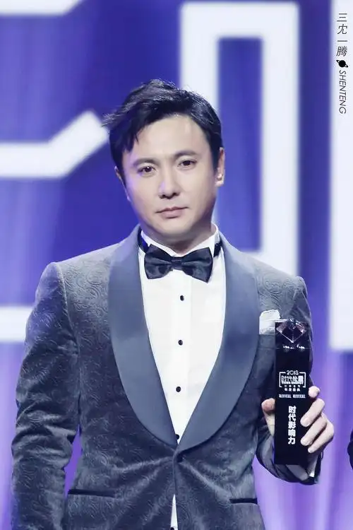 来咯备受欢迎的新一代喜剧代表力量沈腾又有好戏光天化日上映