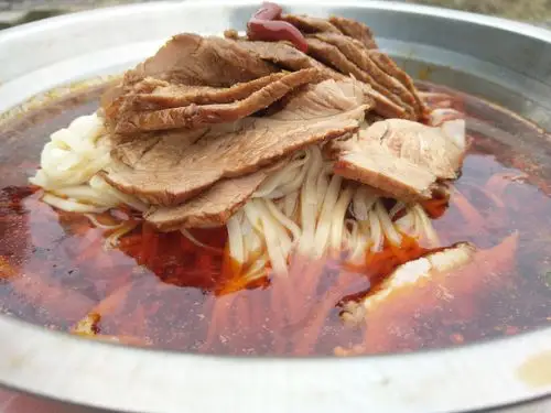 卤肉面关键是最后一步要加入少量卤汁,口感更香,大家学会了吗?