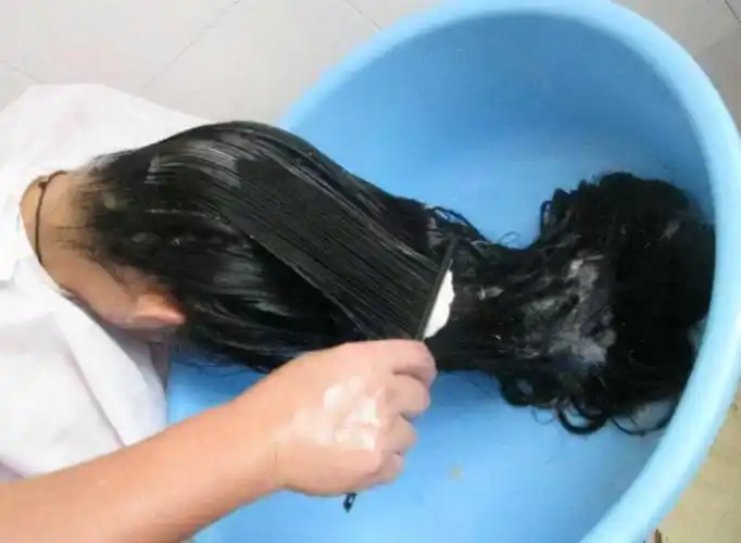 女生一天中什么时候洗头最好(早上洗头的最佳时间)(图2)