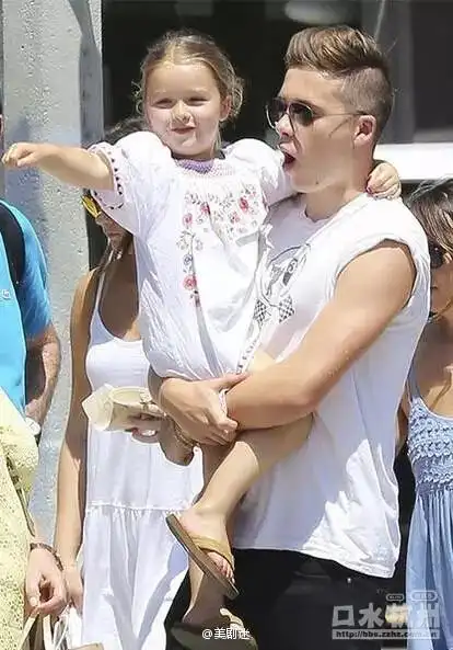 小贝长子抱小七