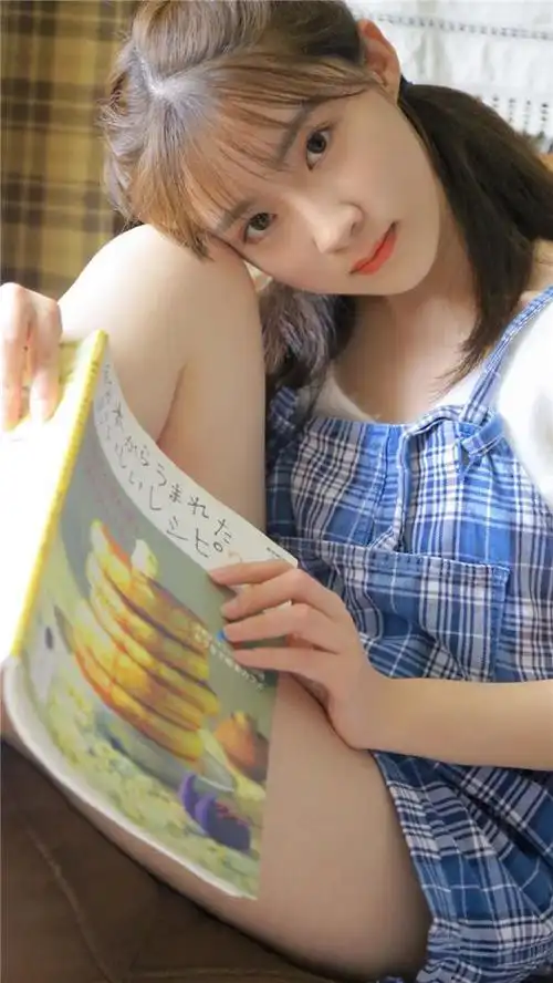 嘟嘴卖萌女孩性感写真高清手机壁纸