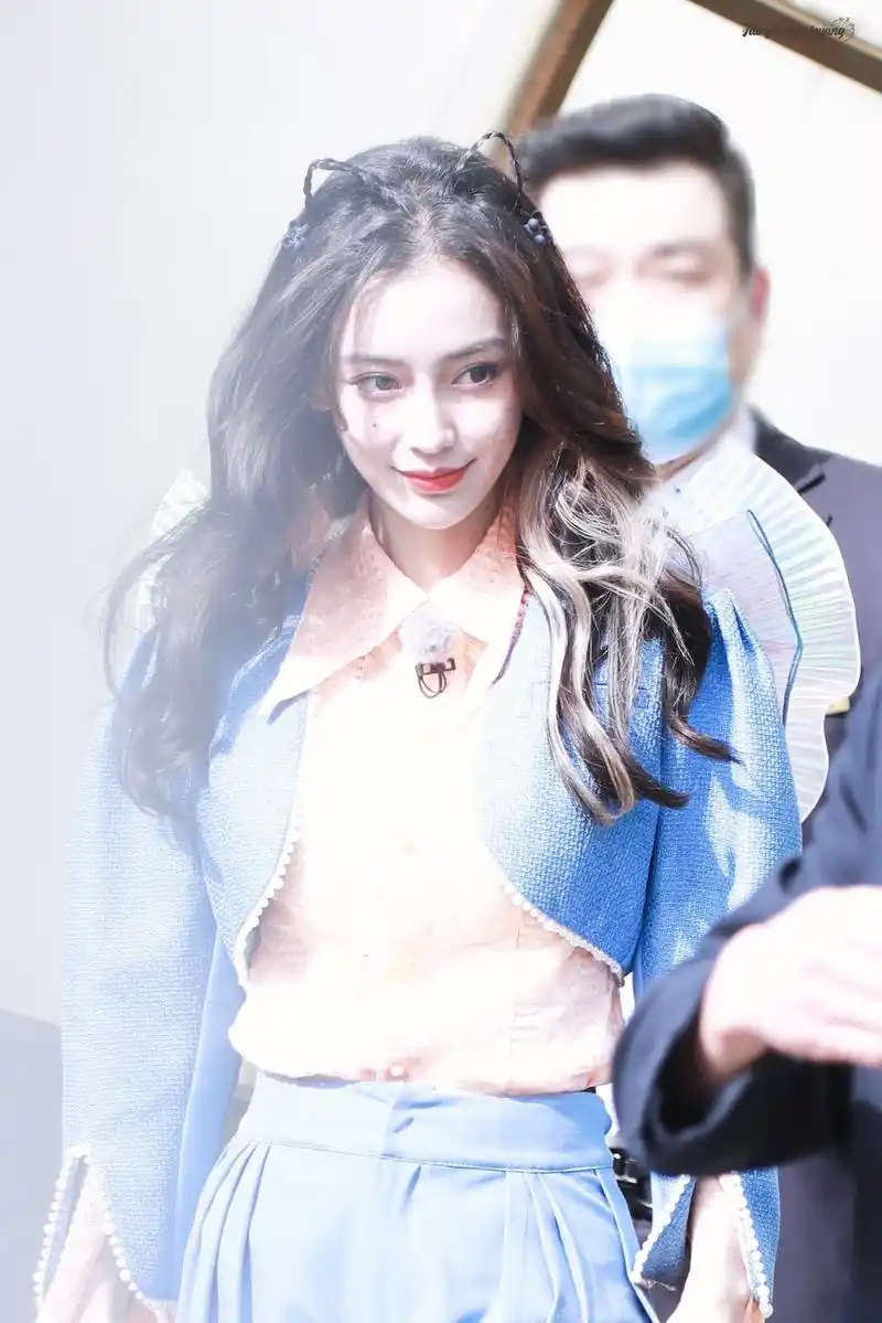 组图:angelababy节目路透精灵翅膀造型唯美 编发猫耳俏皮可爱