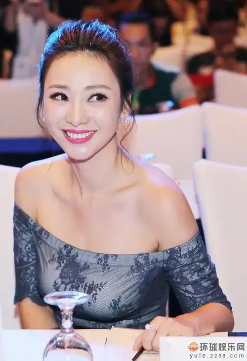 大胸柳岩到底多大?女神养成记