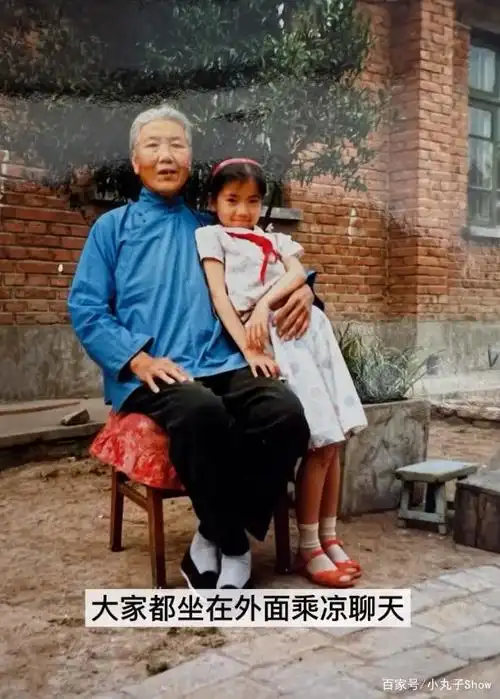 高圆圆亲自驾车回出生地,爆出和奶奶,哥哥合影,小时候就是美人