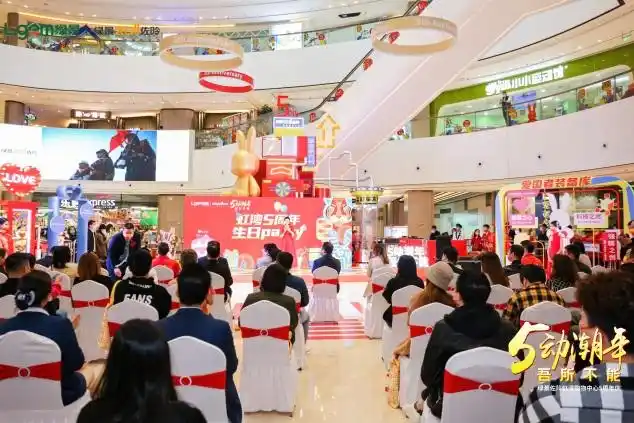 图15:18,伴随着一段恢弘大气的音乐,主持人迈着轻快的步伐走上了舞台