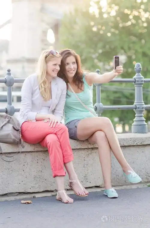 拍照的两个女人