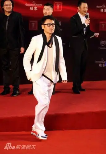 吴秀波亮相红毯 白色西装玩转雅痞风格(组图)
