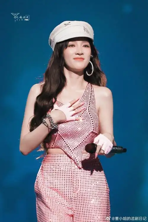 孟佳一口气唱了3首歌##孟佳唱跳好稳