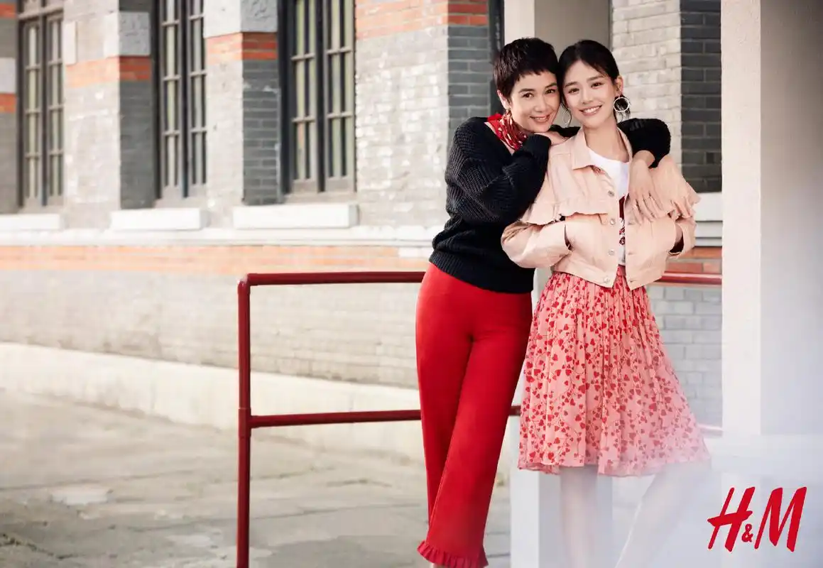 蒋雯丽和纯纯马思纯的春节大片第一波来了,过年路上亲密互动,要不要