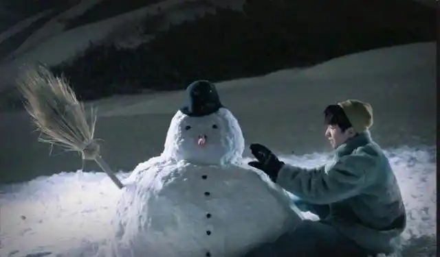 年出生的王俊凯却十分可爱,狗仔蹲了他两三个小时,他却在认真的堆雪人