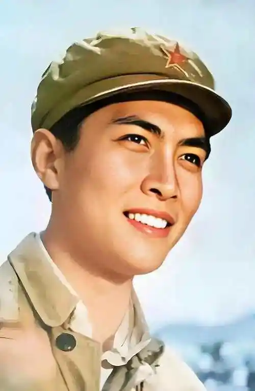 年轻时的唐国强太帅了,不愧是七八十年代公认的最帅男明星