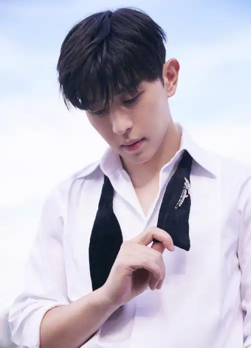 邓伦白色衬衣清爽帅气写真