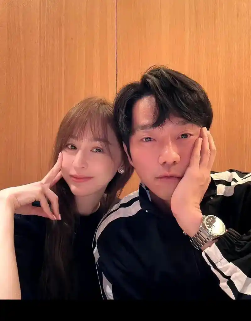 王心凌五一晒与张栋梁的合照,并写道 :"笑一笑,没什么大不了.