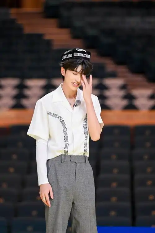 跑男来了95视频sniperaugust_蔡徐坤傻站漂亮姐姐_kunsland·蔡徐坤